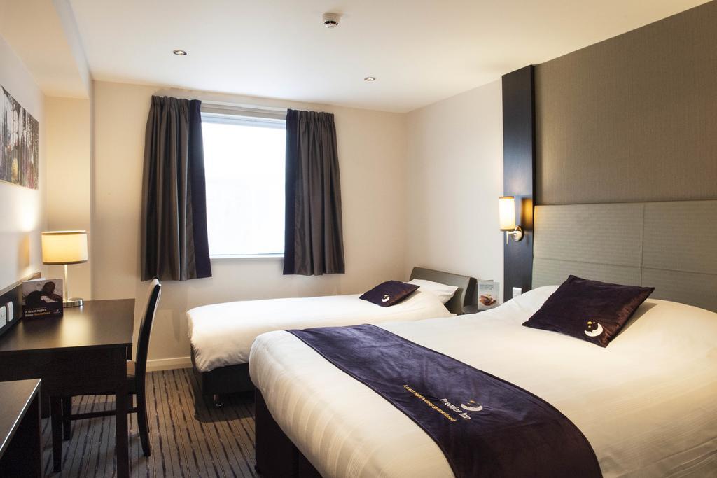Premier Inn Epsom South Bilik gambar