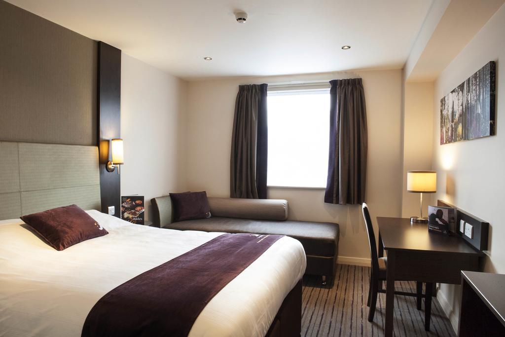 Premier Inn Epsom South Bilik gambar